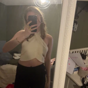 Topp ifrån H&M  - Vit / beige topp ifrån H&M i storlek S. Mycket bra skick🥂