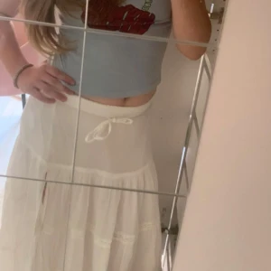 Långkjol från Bershka - En såååå drömig långkjol med slits från märket bershka som tyvärr inte kommer till användning❤️i nyskick! Kontakta vid minsta lilla fråga, pris är alltid diskuterbart💗💗