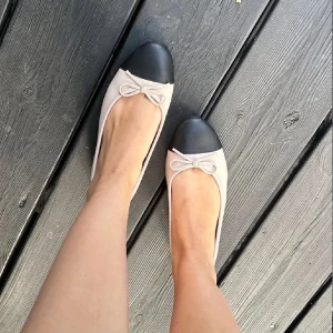 Ballerinaskor - Så fina ballerinaskor. De är i super fint skick då de endast använts en gång. Passar fint till mycket! Storlek 37 💓