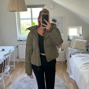 Pufferjacka - Khaki Pufferjacka från Zara, väldigt bra skick 