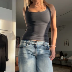 Linne från Zara - Marinblått linne från Zara i ett stretchig material. Använd 2-3 gånger. 