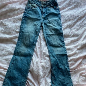 Snygga jeans - Hög midjade jeans från Stradivarius. Stl 38 men dem är små i storleken så passar dem som har 36. Används några få gånger.
