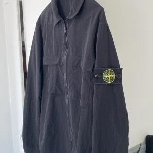 Stone island  - Stone island Overshirt som är perfekt nu till hösten 👌🍁
