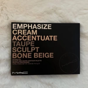 MAC Studio Fix Sculpt and Shape Contour Palette - Säljer en MAC Studio Fix Sculpt and Shape Contour Palette. Denna palett innehåller sex olika nyanser: Emphasize, Cream, Accentuate, Taupe, Sculpt och Bone Beige. Perfekt för contouring och highlighting för att skapa en definierad look. Paletten har en stilren svart design med en spegel inuti, vilket gör den idealisk för både hemmabruk och på resan.