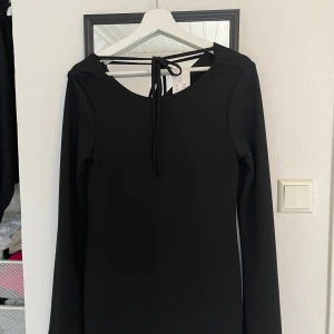 Klänning - Superfin klänning perfekt till nyår eller finare tillfällen, från Lager 157. Oanvänd och har prislappar kvar! 