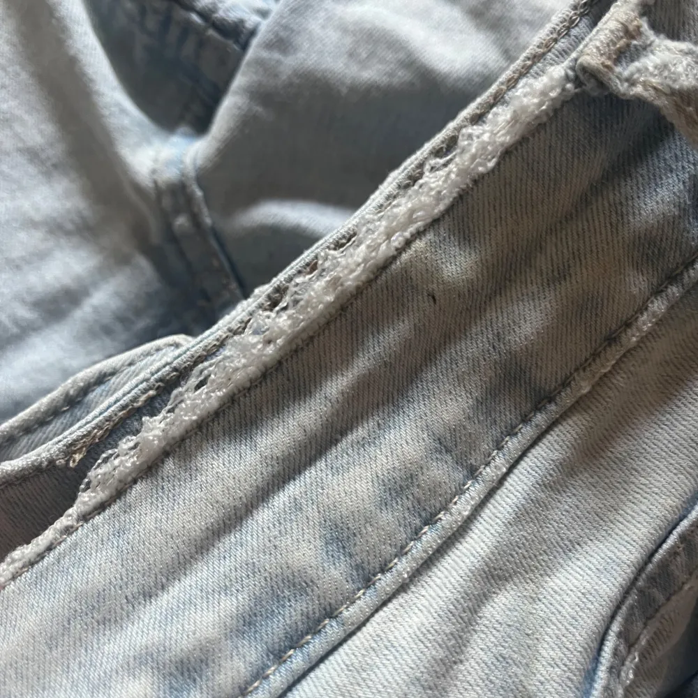 Jätte fina jeans som tyvärr har lite hål.. de går att sy väldigt lätt men  jag kan inte sy. Håller syns inte när man har på sig dem bara när man böjer sig ner. Pris går att diskutera 💕passar även 36. Jeans & Byxor.