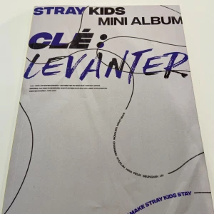 CLÈ: LEVANTER STRAYKIDS KPOP ALBUM - Stray kids kpop album ”CLÈ: LEVANTER” 3 photocards, alla bilder i perfekt skick, cd fungerar! 