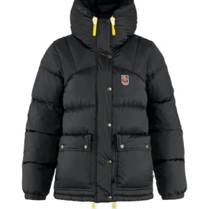 Svart fjällräven jacka - Inressekoll på min svarta fjällrävenjacka i storlek S, köpt i november 2023, inga synliga tecken på användning. Är inte helt 100 på att sälja denna så säljer endast vid bra bud! Perfekt inför vintern, pm för fler bilder!🥰 högsta bud 4400kr