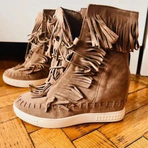 Isabel marant skor - INTRESSESKOLL! superfina skor med fransar. Dom är beiga och assnygga nu till hösten. Dom är lite stor för mig så derför säljer jag. Dom är i nyskick. Skriv vid intresse.