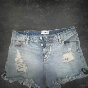 Jeans shorts - Jätte fina mid waist jeans shorts, säljer pga av att dom är förstora för mig tyvärr. Pris o bilder går o diskutera💓