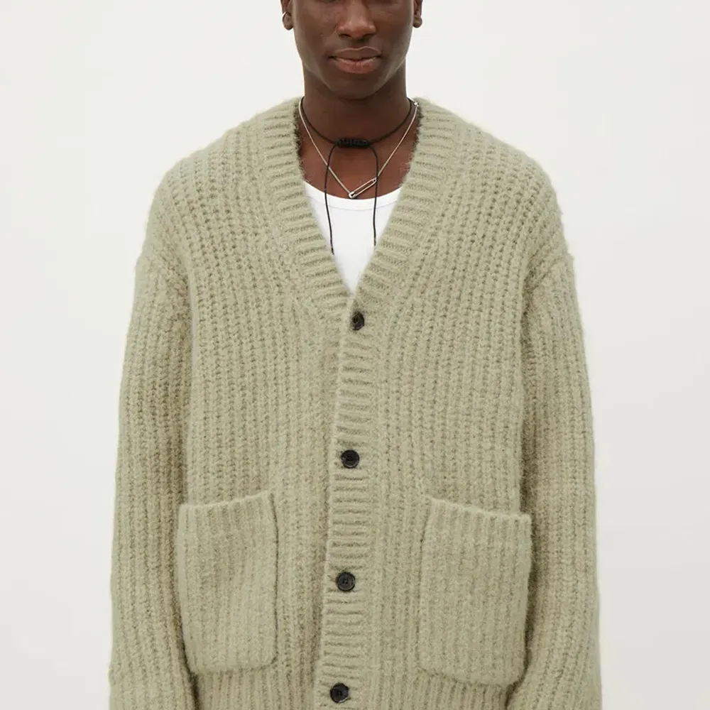 En riktigt fet beigefärgad cardigan i storlek L. Riktigt tung knit och sitter boxy, lite oversized. Använd fåtal gånger och har inga signs of wear. WEEKDAY Luca heter modellen och finns inte att köpa längre.. Tröjor & Koftor.