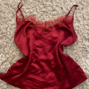 Spets linne - Jätte fint spets linne i vinrött💗