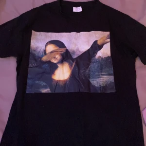 T-shirt - T-shirt köpt i Paris storlek S. Använd 1 gång super fint skick inga skador! 