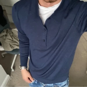 Merinoull tröja - Säljer denna snygga tröjan från uniqlo i 100% merinoull, skicket är 10/10, inga defekter alls.  Storlek:XS men passar även S  Hör av för frågor🙌