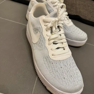 Air force 1 Flyknit 2.0 - Haft på mig dem 2 gånger. Jätte fin skick på dem, som nya nästan. 