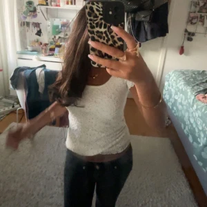 Spets t shirt - Jätte gullig spets t shirt med fina glittriga detaljer! 💕tryck på köp nu eller skriv vid frågor 🫶🏼🫶🏼