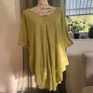 Tunn stickad tröja Oversize - • Smal-bred passform • Har använt som strandklänning/tunika • Sparsamt använd • Bild 4 visar färgen bäst  • Tunt och ganska genomskinligt mjukt tyg • Ärmarna har mindre ”hål” som sitter åt lite mer runt armarna