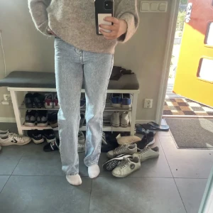 Mango jeans - Säljer nu dessa superfina midwaist ljusblåa jeans från mango. De har tyvärr blivit för små för mig. Byxorna är köpta för 350kr på Mango. Använd ett antal gånger men inte slitna alls.💕