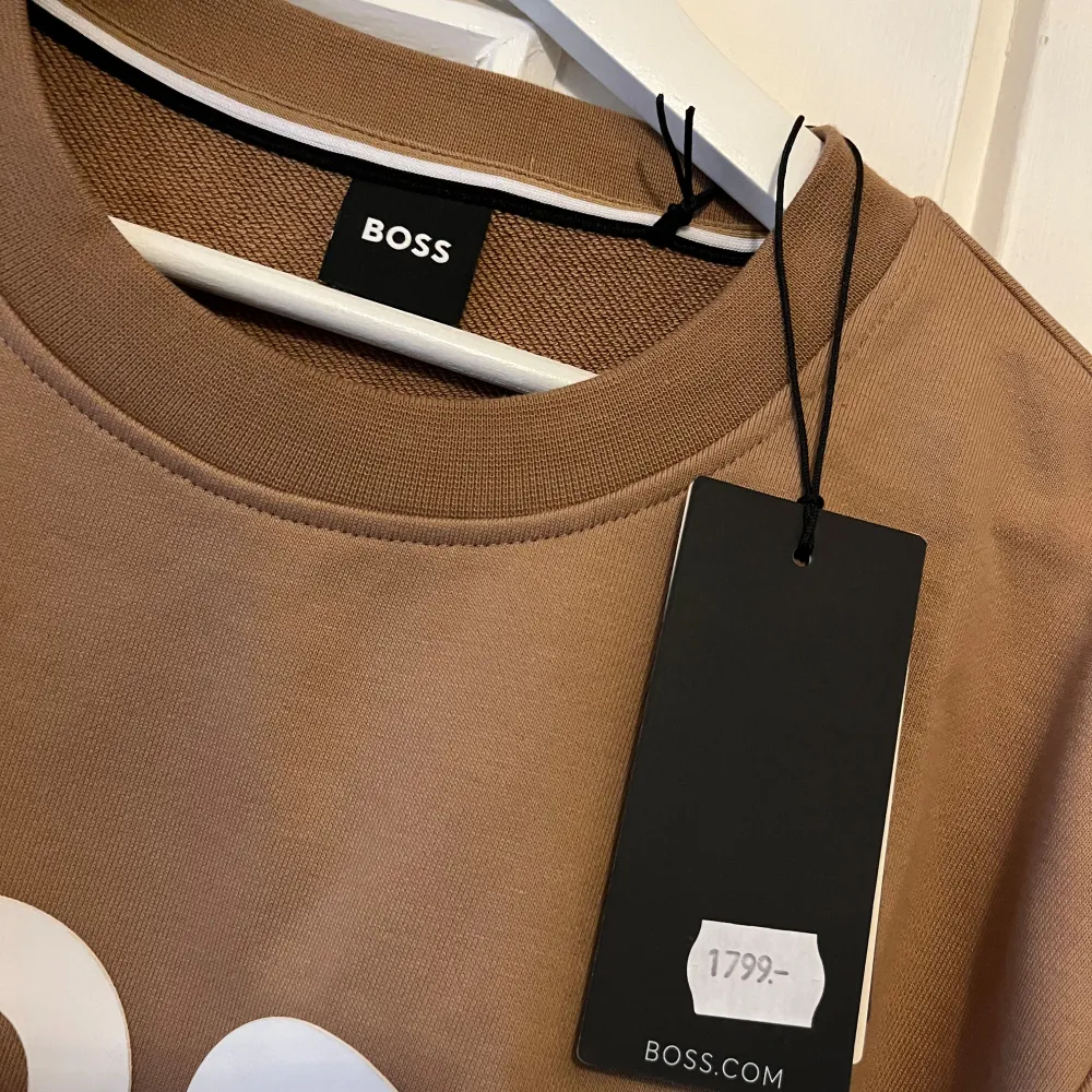 Helt ny tröja från Hugo Boss, storlek xl men passar L . Nypris 1799kr . Tröjor & Koftor.