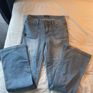 Jeans - Skit snygga jeans som är min mammas gamla. Säljer för jag inte använder dom längre💞