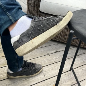 Ysl skor - Najs ysl skor, ganska bra skick, en liten defekt men inget som syns.  Ps det är en bild på skorna