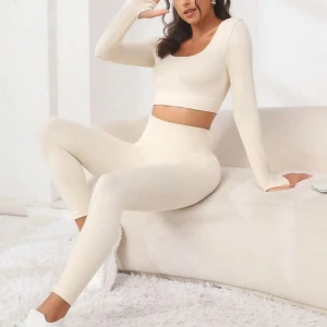 Tränings set  - Ett ursnyggt tränings set från shein som använts några gånger men ser som ny ut! Sitter som en smäck och materialet är hur skönt som helst 