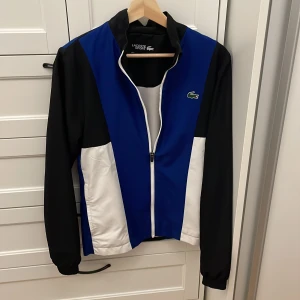 Lacoste dress - Xs, typ aldrig använd, passar 175 cm. Pris kan diskuteras vid snabb affär. Svår att få tag i. 