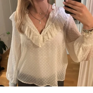 Zara blus - säljer min fina zara blus som inte kommer till användning. Bilden är lånad! Fråga om ni vill ha bilder ❤️ finns inga defekter på❤️