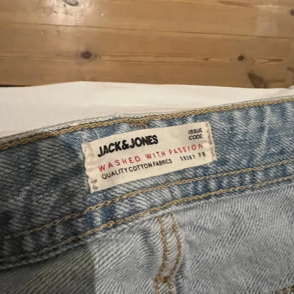 Säljer ett par ljusblå jeans från Jack & Jones. De är i en klassisk straight fit med normal passform. Perfekta för vardagsbruk och kan enkelt matchas med en t-shirt eller hoodie. Jeansen är i bomull och har en knappgylf.. Jeans & Byxor.