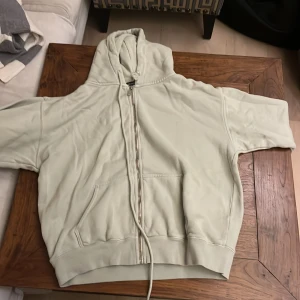 En fin ljus grön tjocktröja - En fin tröja i väldigt bra skick