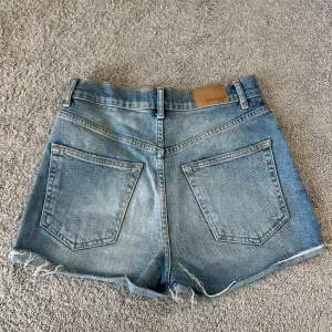 Jeansshorts från Zara med knappar.