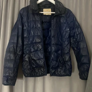 tunnjacka - fin mörkblå tunnjacka från lindex. very demure very cutesy, inga defekter💕 