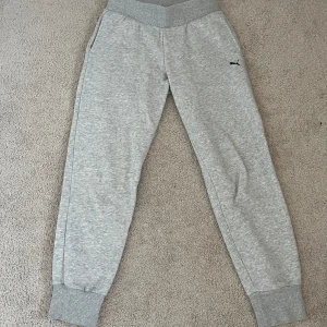 Gråa mjukisbyxor🤍 - Jätte mysiga byxor som passar perfekt till hösten. (Oanvända)🌟