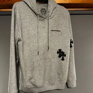 Väldigt fin chrome Hearts hoodie, den är i storlek M. Använd några gånger men inga direkta defekter. Skriv gärna om du har frågor eller funderingar 😊