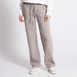 Beige mjukisbyxor  - Säljer min beige mjukisbyxa från lager 157 i storlek S💕 Helt ny använt några gånger bara skriv för övriga bilder🤍 fint skick!