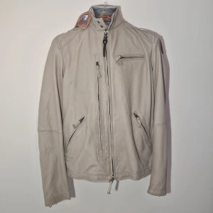 Parajumpers Justin Leather jacket - Helt ny Parajumpers Justin i färgen "Lunar Rock" Storlek L Certilogo för kontroll av äkthet.
