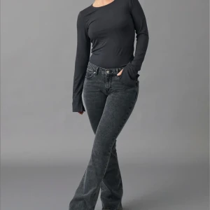 Gråa low waist bootcut jeans gina tricot - Gråa bootcut low waist jeans från gina tricot i storlek 32. De är uppsydda nere vid benöppningen. Skickar flera bilder vid intresse. Köpta för 499 kr, pris kan diskuteras. 😁(säljer i flera färger)