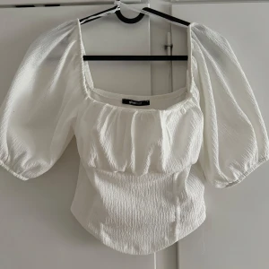 Topp från GinaTricot - Säljer denna topp från Ginatricot, använd 1 gång. Superfin men får ingen användning för den ✨ köpt sommaren 2022  Storlek S