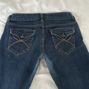 Lågmidjade bootcut jeans  - Midja: 35cm o innerben: 75cm 💓