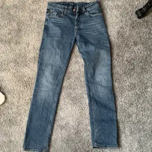 Säljer ett par snygga blå jeans från Jack & Jones. De har en klassisk straight fit och är tillverkade i slitstarkt denim. Perfekta för både vardag och fest! 🕺