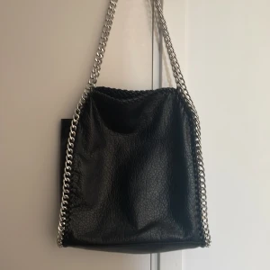 Tiamo axelväska - Säljer min Tiamo väska. Den är i väldigt fint skick, sparsamt använd. 