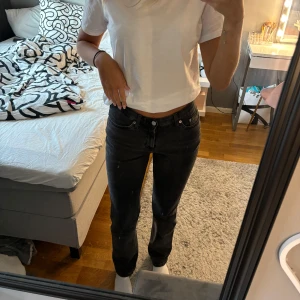 Twig jeans - Säljer mina jeans från Weekday i modellen Twig. Storlek 27/32. Nypris 590. De är sparsamt använda och i mycket fint skick. Pris kan diskuteras🎀