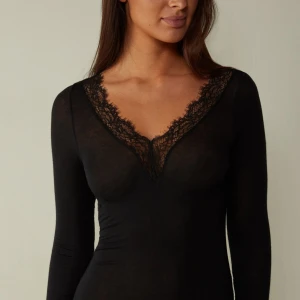 Intimisimi tröja - Säljer denna fina Intimisimitröjan med spets. Passar till allt och har en otroligt fin passform. Nypris 449