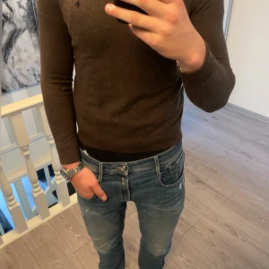 Morris tröja - Brun Morris tröja i fint skick  Storlek L, lite krympt i  storlek sitter mer åt medium håller  Säljes pga för kort 182, 80kg