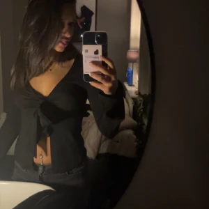 Blus  - Blus från Gina tricot i färgen svart säljer då den typ aldrig används endast använd 2 gånger och ej sliten storlek xxs passa även xs då de är rätt stretchig ❤️❤️tveka inte att skriva om ni har prisförslag eller frågor 💕