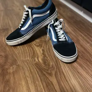 Vans svart blåa Storlek 44-45