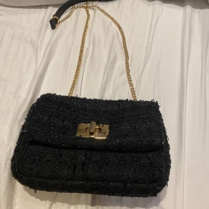 Svar väska från hm - Denna använder jag inte eftersom att jag har massa väskor hemma jag använder mer.