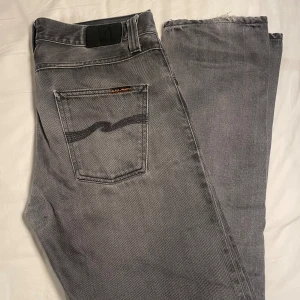 Nudie jeans  - Fina Nudie jeans! Lagade i skrevet men inget som man ser när man har på dem!  Storlek: 33/32 i modellen ”Steady Eddie”