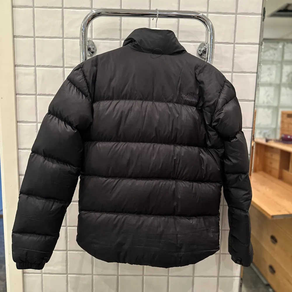 Trendig North Face dunjacka till vintern som är varm och snygg Ett pyttelitet hål i armhålan på jackan fast de är så litet satt de påverkar inget (se bild på sista sidan)  Storlek S och är true to size  Skicka 8.5/10 Funkar både till man o kvinna. Jackor.