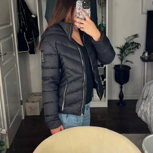 Chiara Forthi Milano Dun Jacka - Säljer denna fina dun jacka jag köpt från Bubbleroom. 💗 Passar perfekt nu till höst och vinter. ❄️  Original pris: 1899kr 🥰 Pris kan alltid diskuteras!